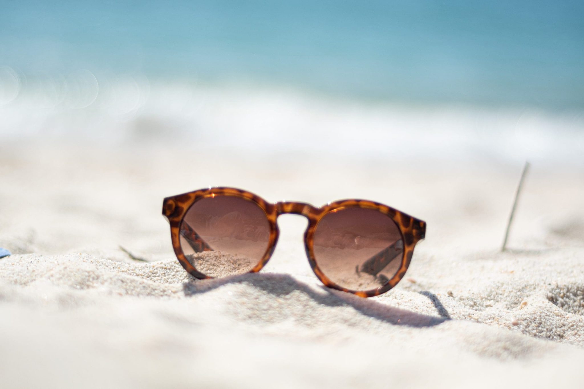 Lunettes de soleil vintage sur le sable d'optique chemin de fer
