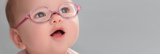 Bébé avec une paire de lunettes de vue