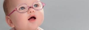 Bébé avec une paire de lunettes de vue