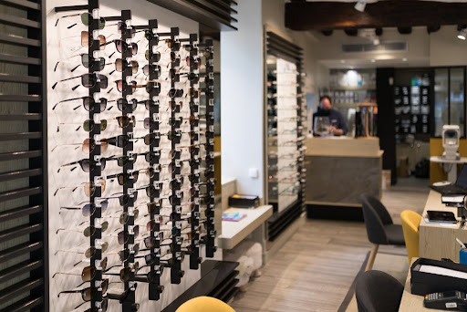 Boutique d'optique chemin de fer avec diverses montures