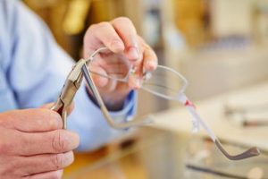Réparation de montures de lunettes avec une pince