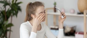 Jeune femme au cheveux chatains essuyant ses yeux