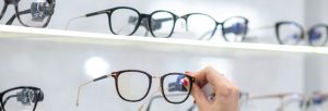 Plusieurs paires de lunettes en exposition sur l'étagère