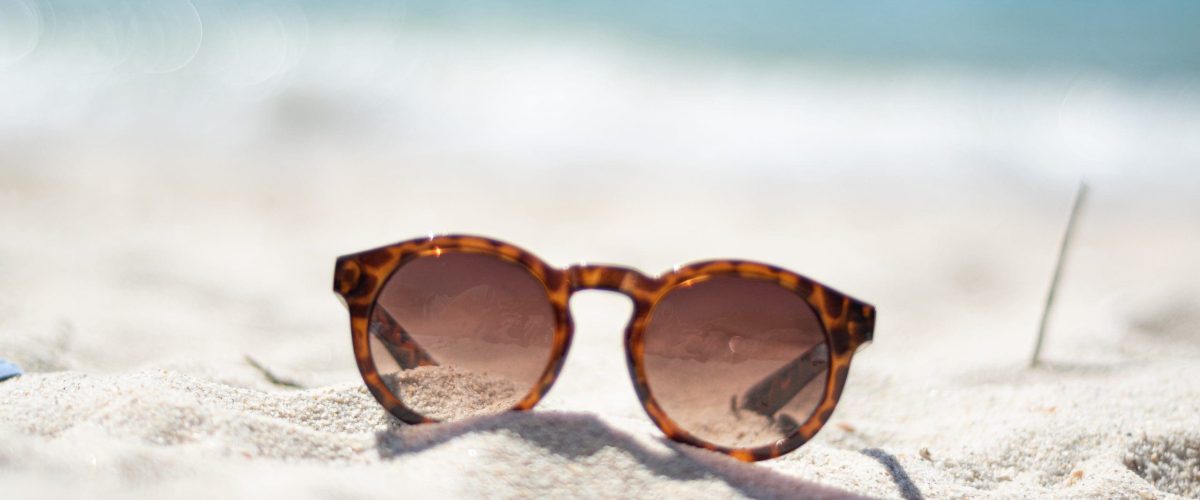 Lunettes de soleil vintage sur le sable d'optique chemin de fer