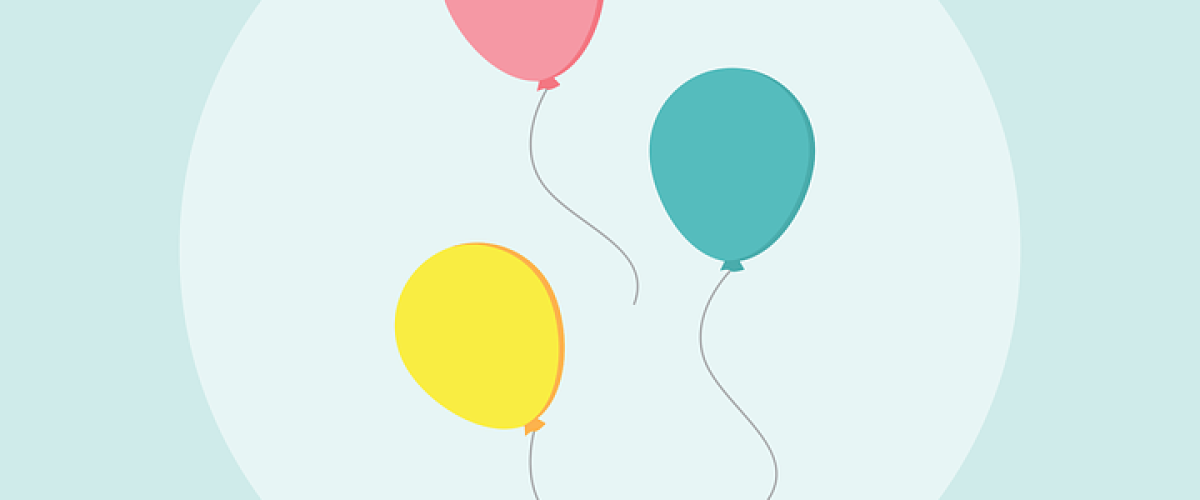 Trois ballons sur fond bleu