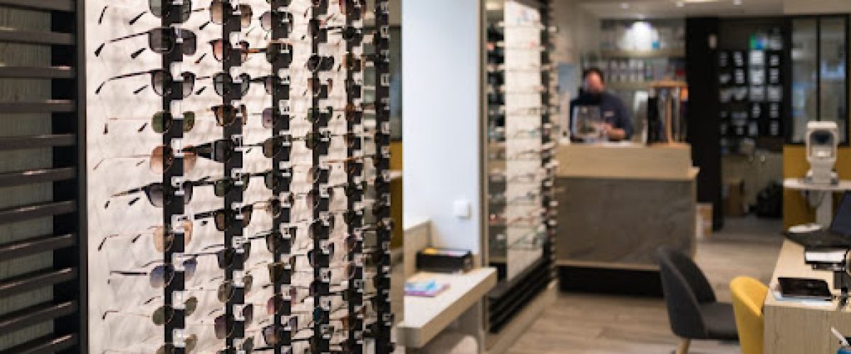 Boutique d'optique chemin de fer avec diverses montures