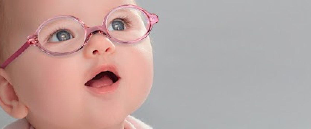 Bébé avec une paire de lunettes de vue