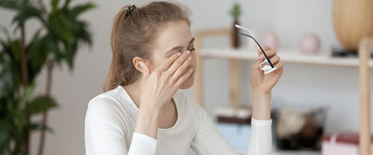 Jeune femme au cheveux chatains essuyant ses yeux
