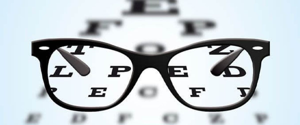 Lunettes de vue avec des lettres représentant un examen de vision